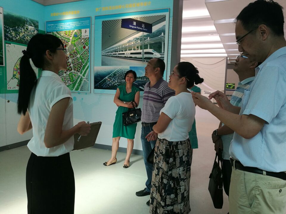学习组认真听取讲解.jpg
